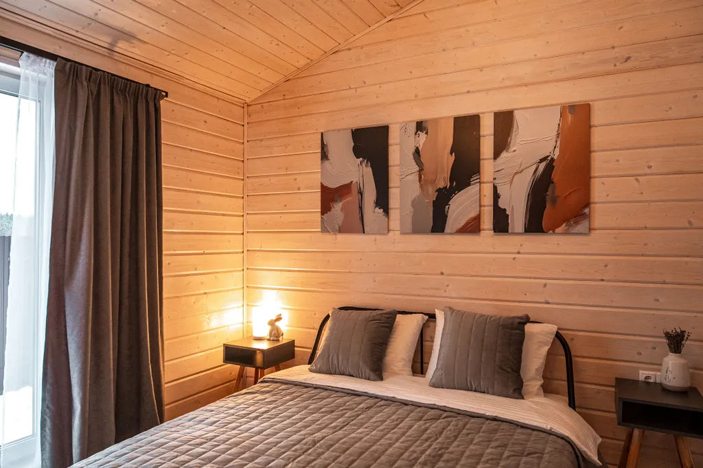 Новый стильный барнхаус с видом на лес