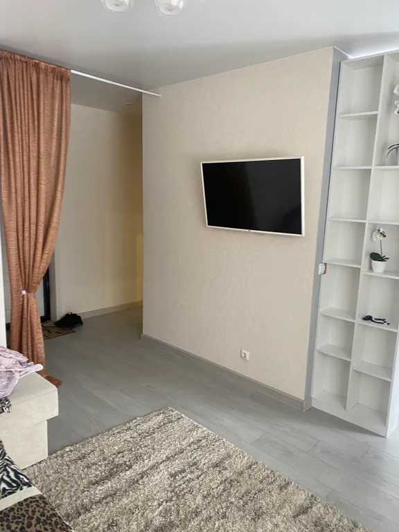 Хорошая, светлая  квартира в современном районе на берегу озера