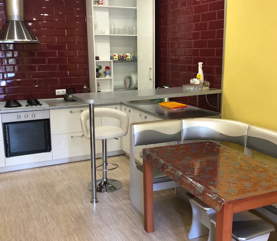 Дом с видом на сквер в центре города