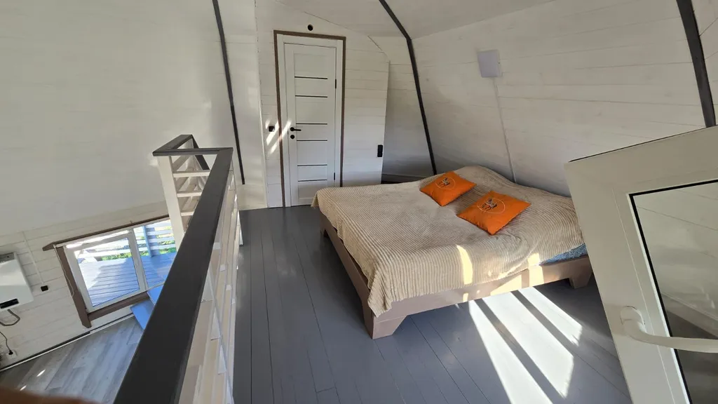 Дом в алтайском стиле (аил) у водопада