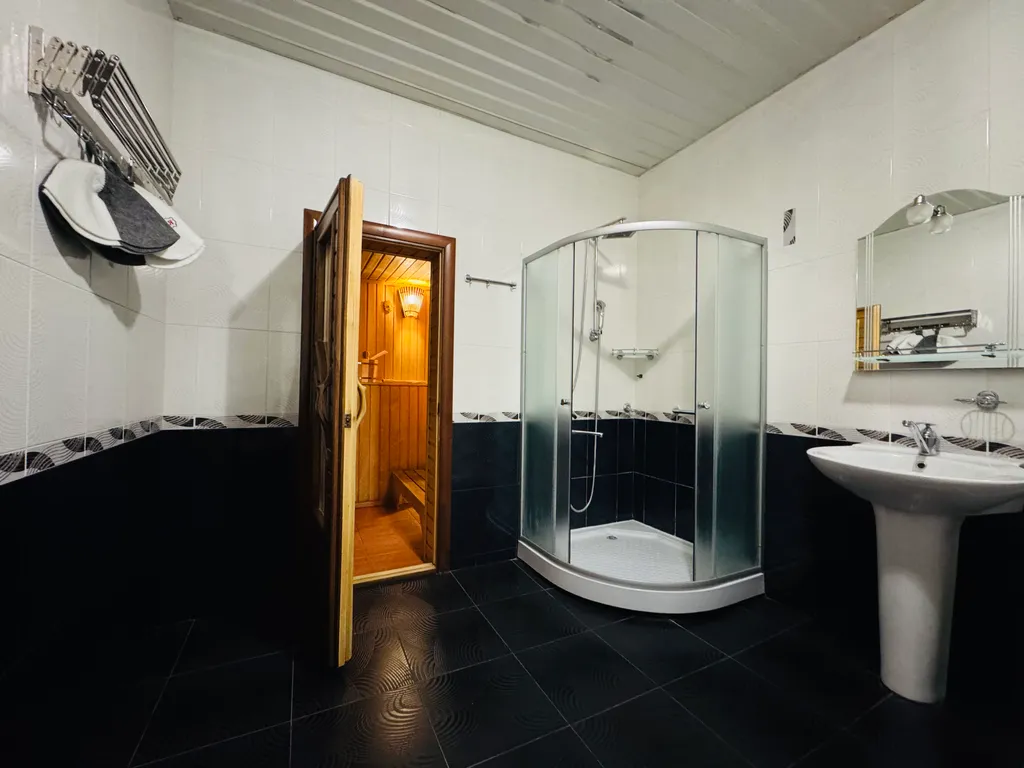 Дом с бассейном и баней возле курзоны