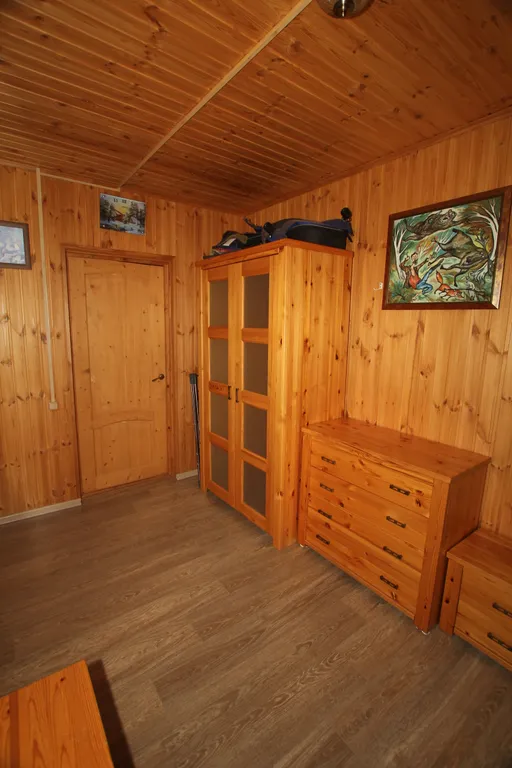 Шикарный дом находится на берегу озера, окруженный хвойным лесом