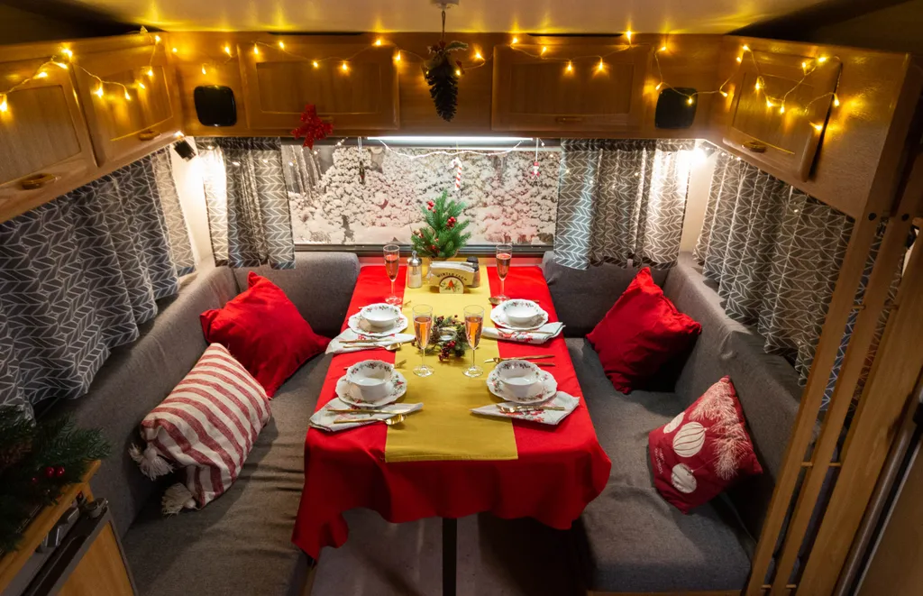 Новогодний трейлер на колесах с фотозонами