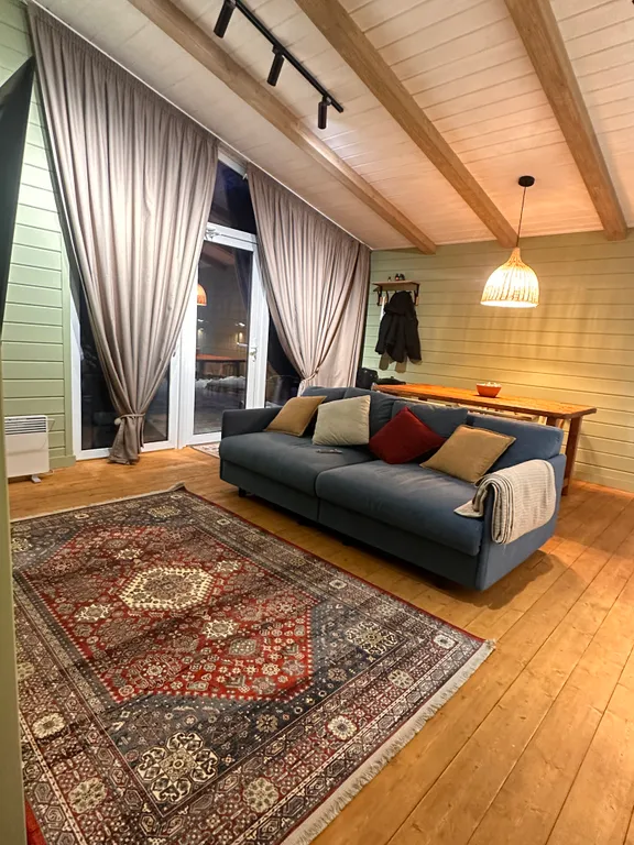 Домик в горах на берегу горной речки