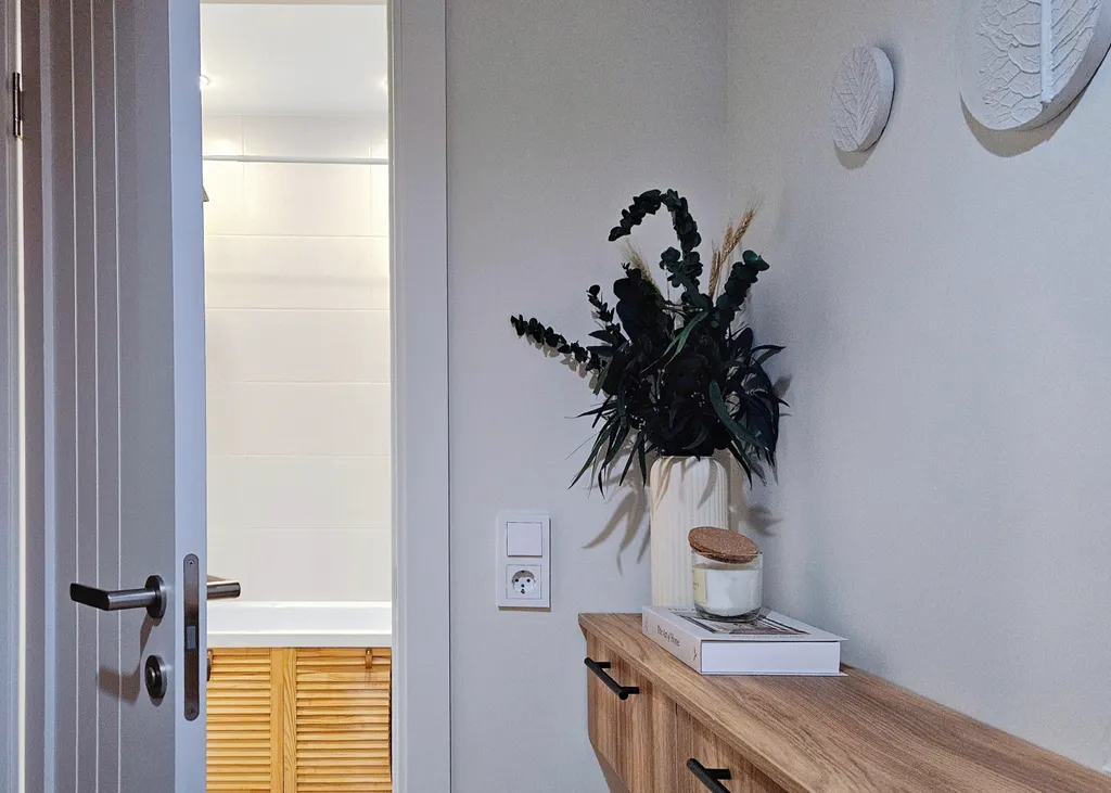 Уютная студия с проектором между морем и горами