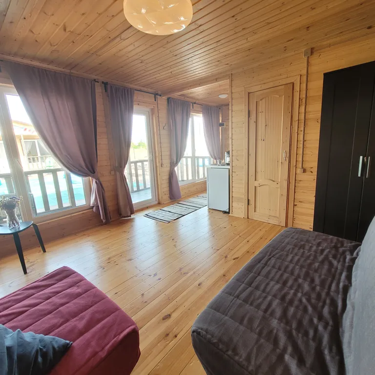 Уютный домик с кухней и верандой