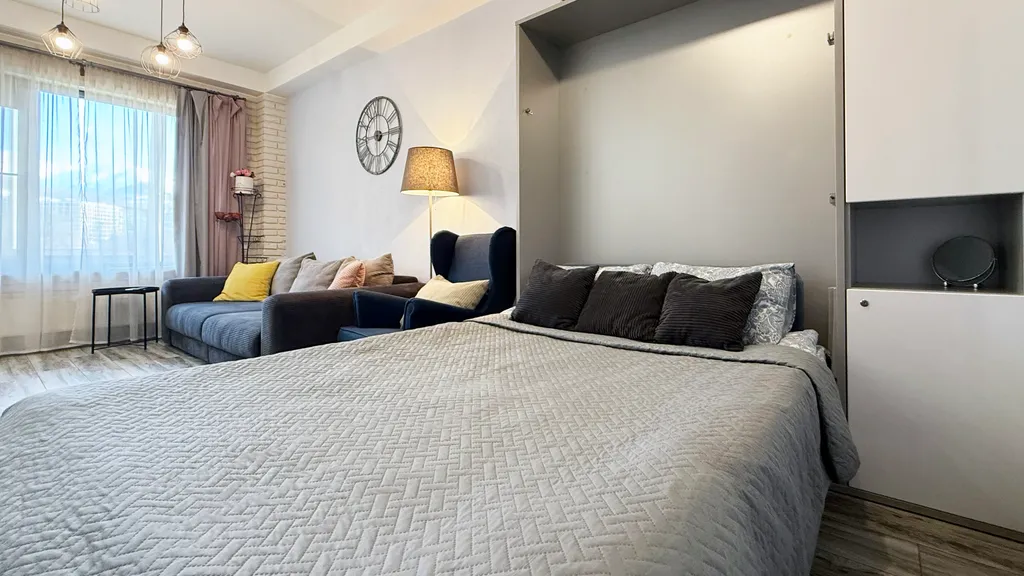 Просторная студия с большим окном в центре Красной Поляны