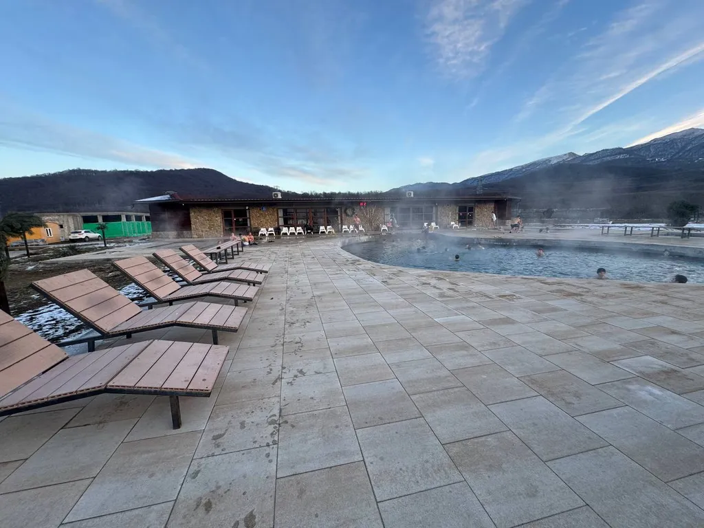 Гостевой дом возле термального источника по дороге на курорт Мамисон