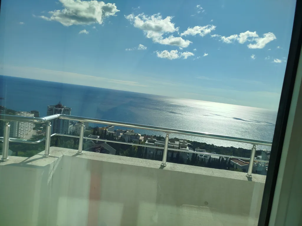 Огромная квартира с бассейном и видом на море