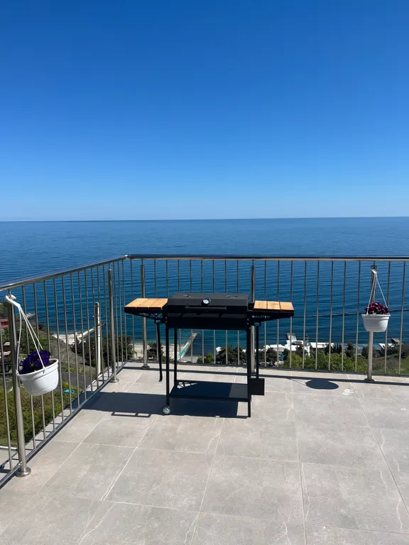 Комната с видом на море бежевая