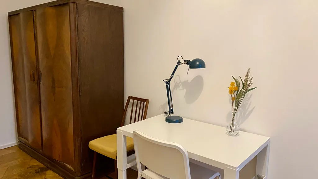 Комната с высокими потолками в центре