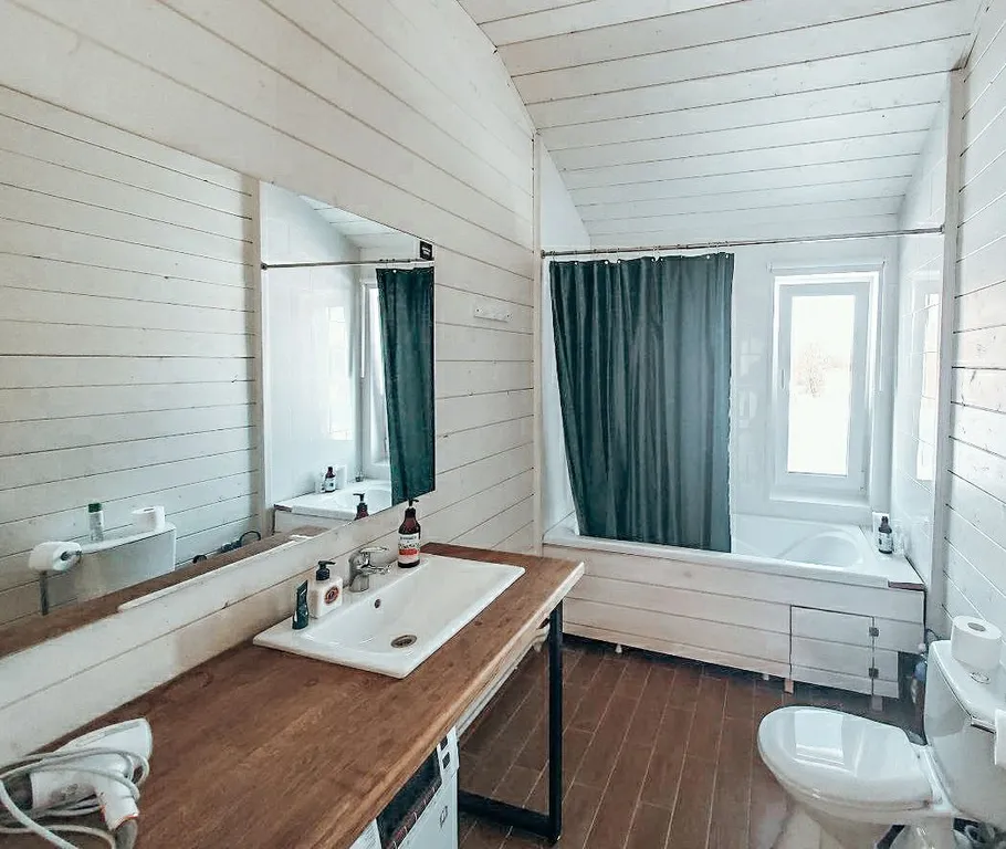 Дом с панорамными окнами и камином в Болотов Деревне