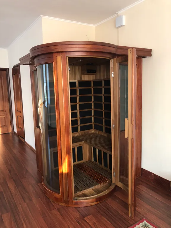 Таун-хаус в современном районе частной застройки