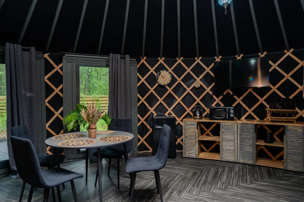 Юрта в лесу