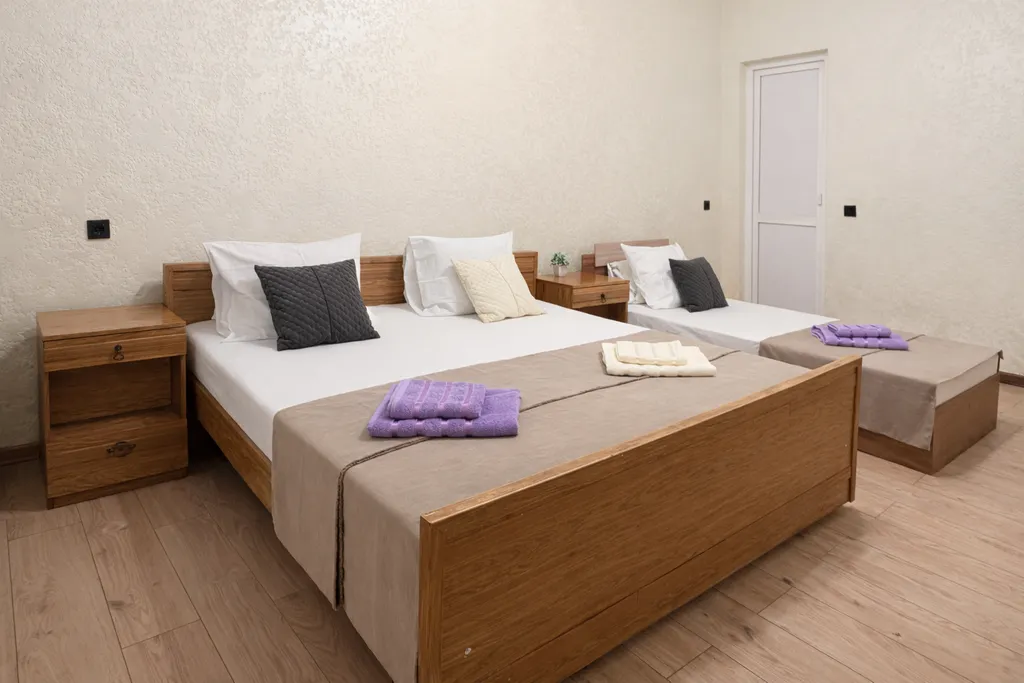 Трехместный улучшенный номер с собственной ванной комнатой