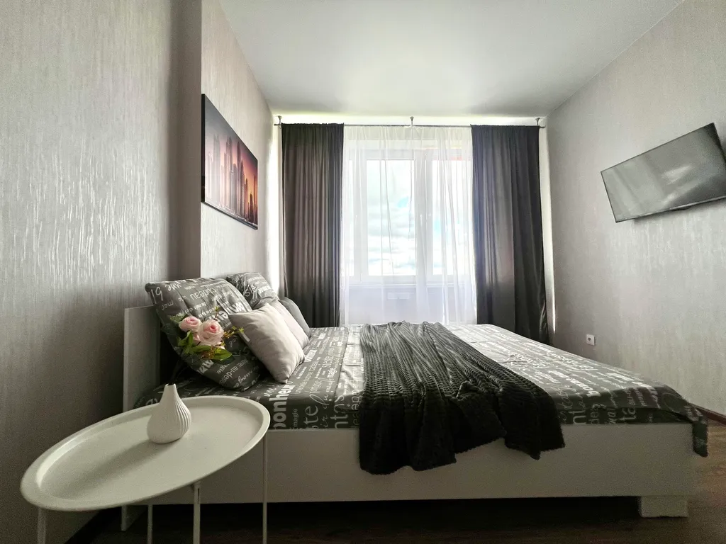 Новая уютная евродвушка с шикарным видом на город и пруд