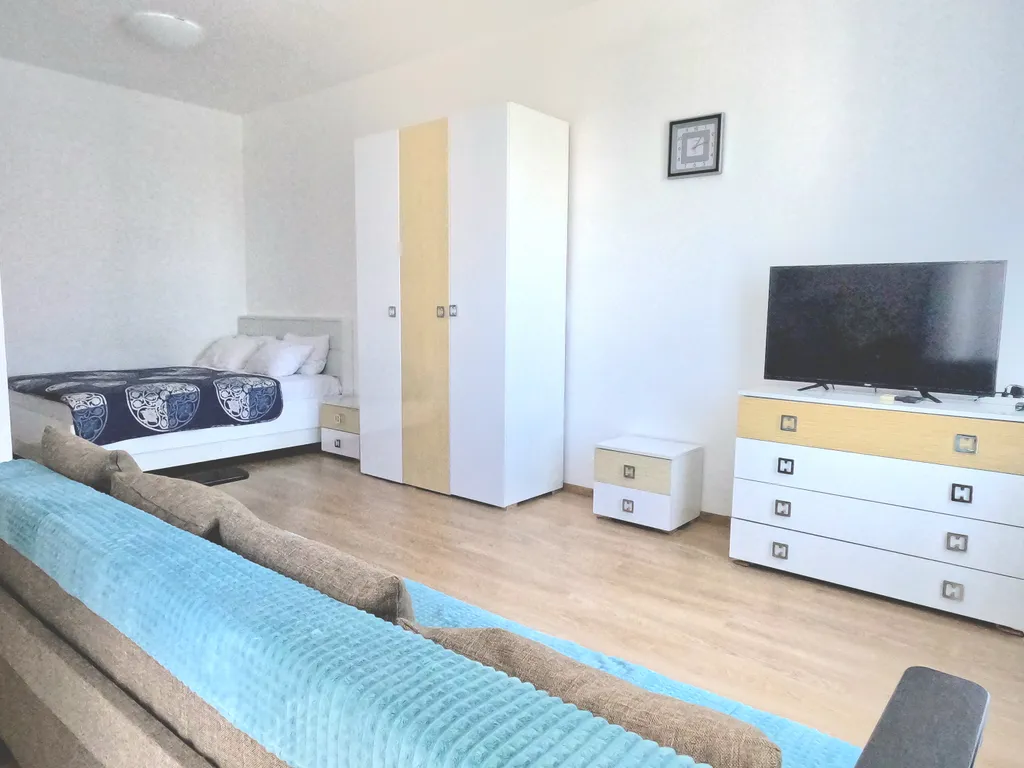 Студия с балконом и видом на синее море и горы