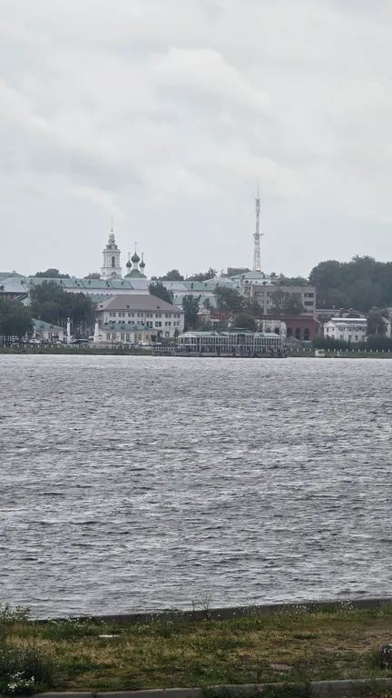 Уютная часть дома на берегу Волги в городе