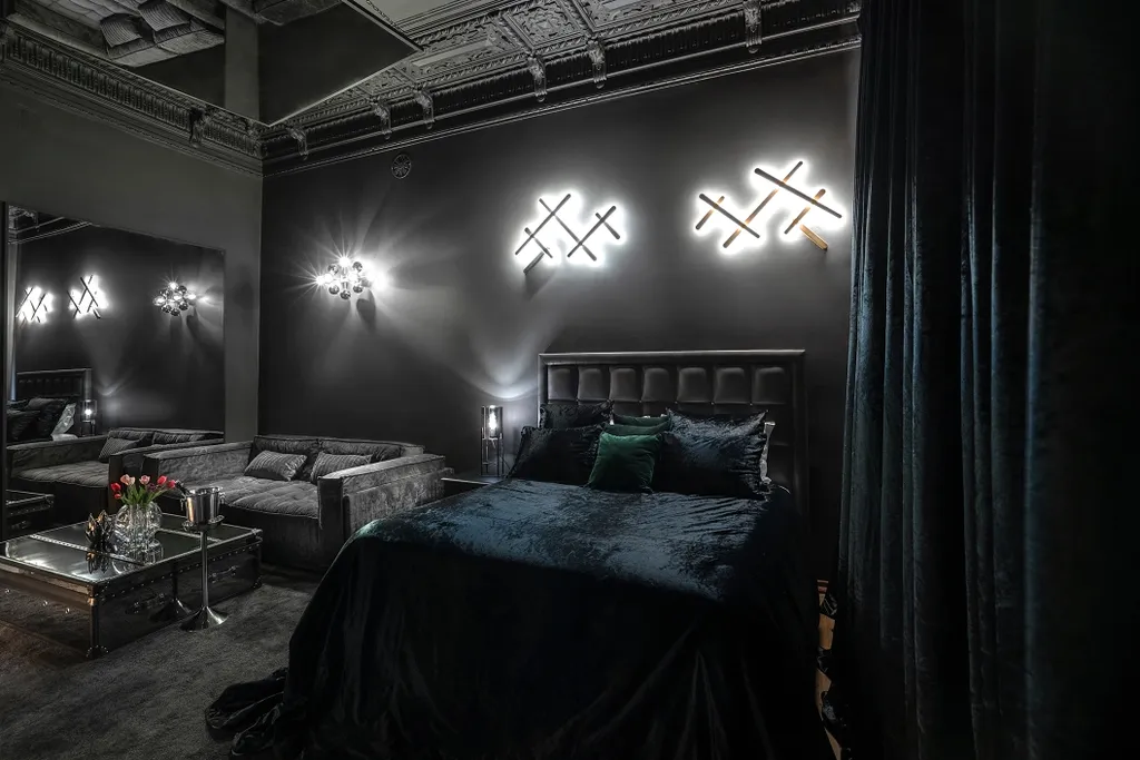 Черная комната с черными зеркалами и дизайнеским освещением