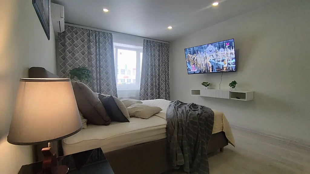 Уютная квартира в стиле лофт с комфортной кроватью и угловым диваном