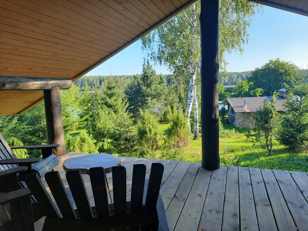 Домик с видом на озеро