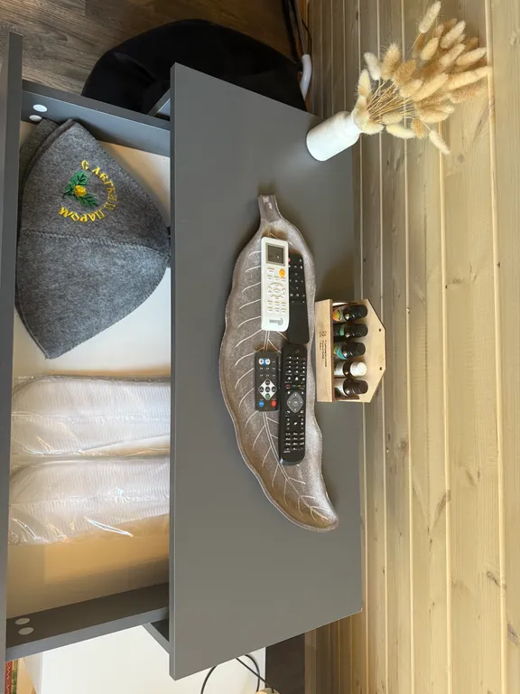 Уютный домик на берегу реки с горячим чаном