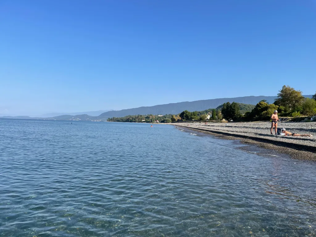 Квартира Трёхкомнатная квартира на первой линии у моря — Сухум