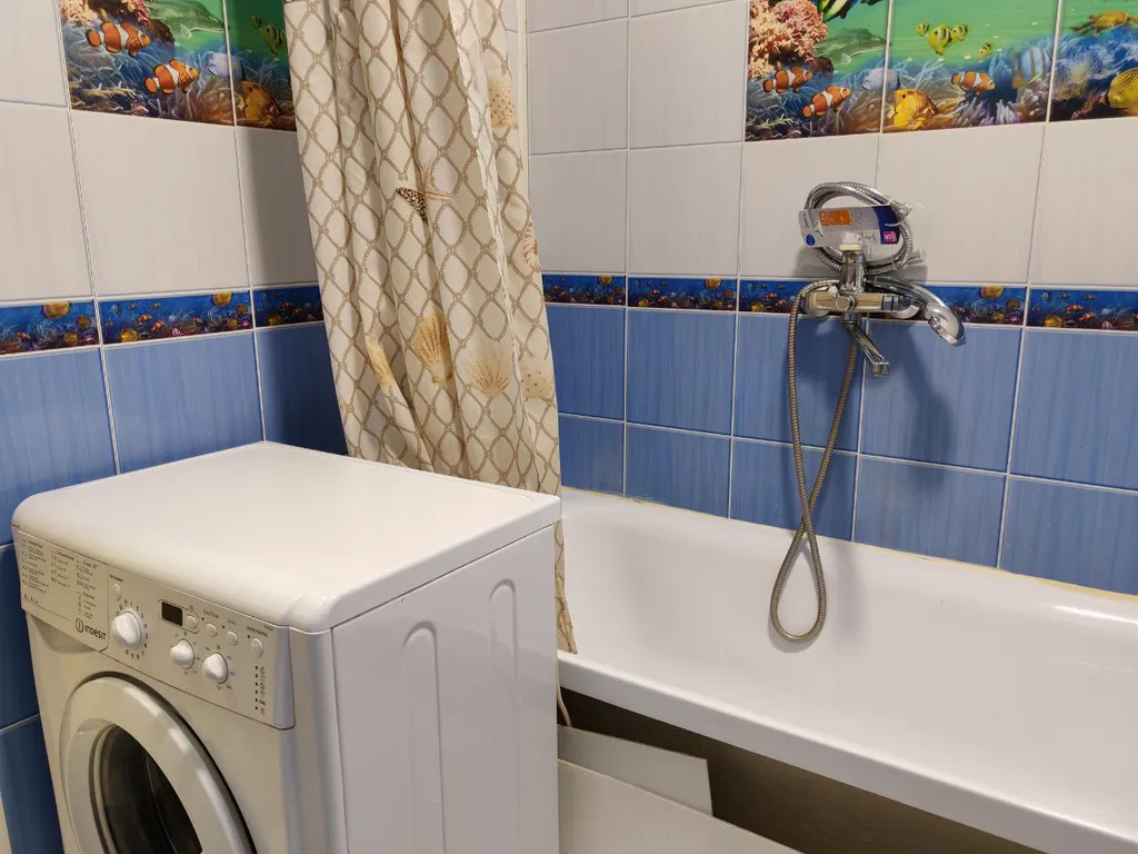 Светлая квартира с большими окнами и высокими потолками