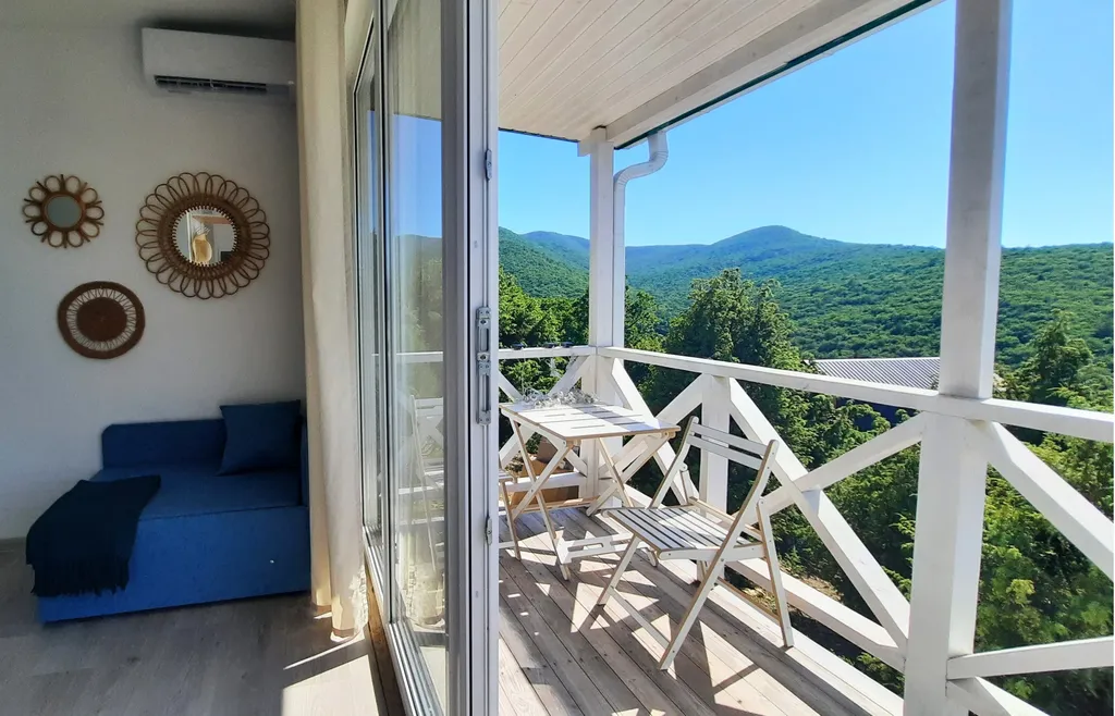 Уютный коттедж с теплым бассейном и видом на холмы Б.Утриша