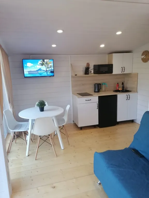 Уютный домик у реки