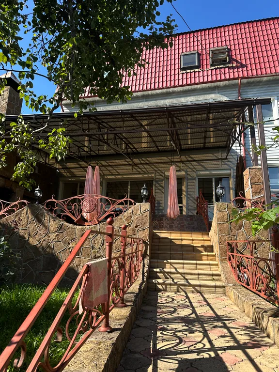 Тихий и уютный дом с террасой с видом на горы