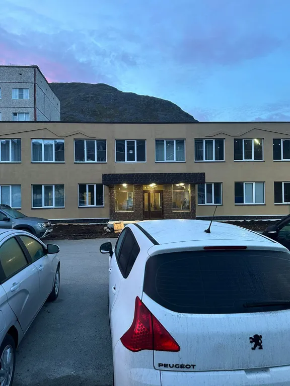 Двухместная студия с видом на горы и двумя отдельными кроватями.