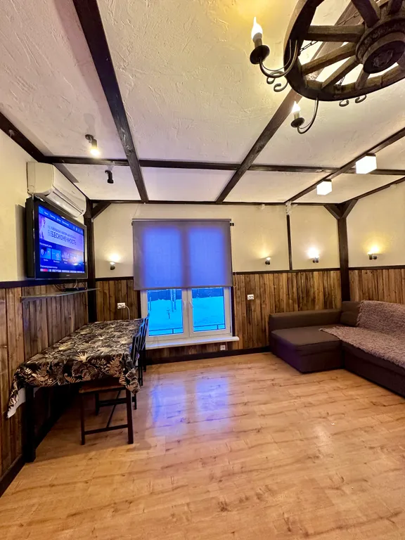 Коттедж с дизайнерской отделкой и камином