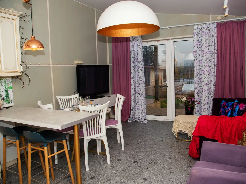 Коттедж Домик в стиле прованс с видом на бассейн — Сойкино