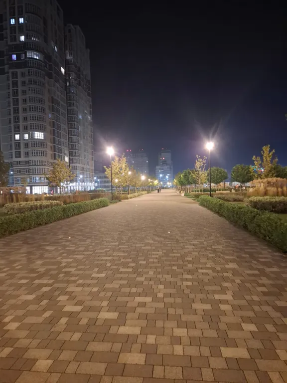 Студия возле аллеи с проигрывателем пластинок