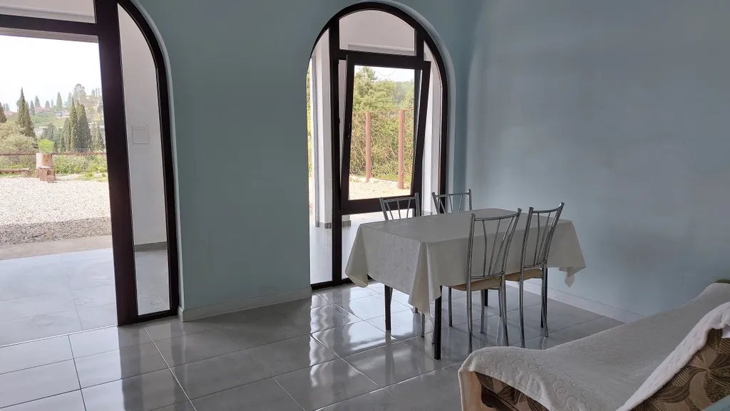 Просторный дом с большим двором в центре