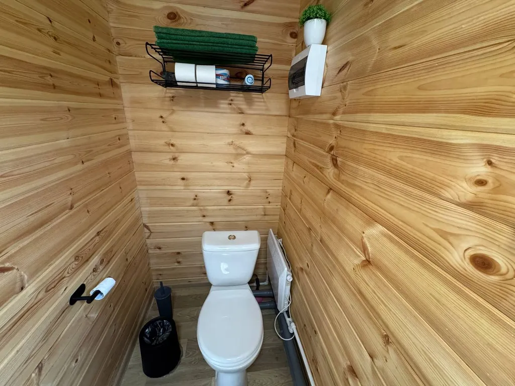 Домик в живописном месте у воды