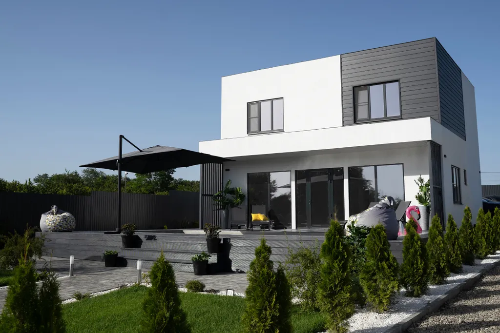 Дом на берегу реки