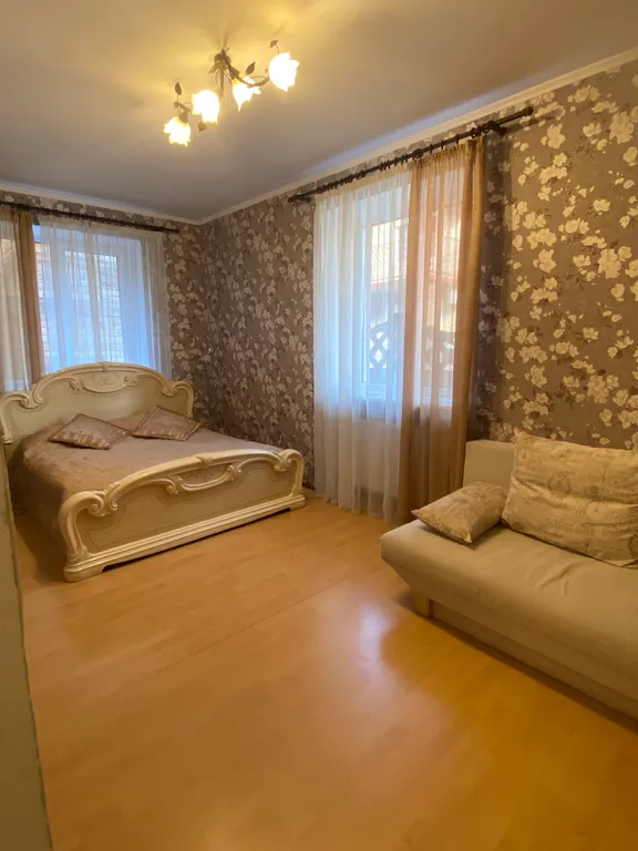 Дом с камином в лесу возле залива