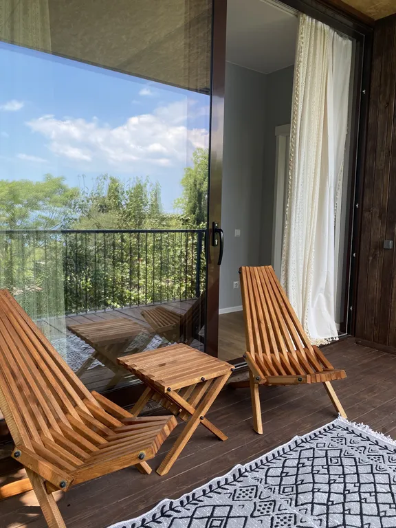 Уютная локация под платаном