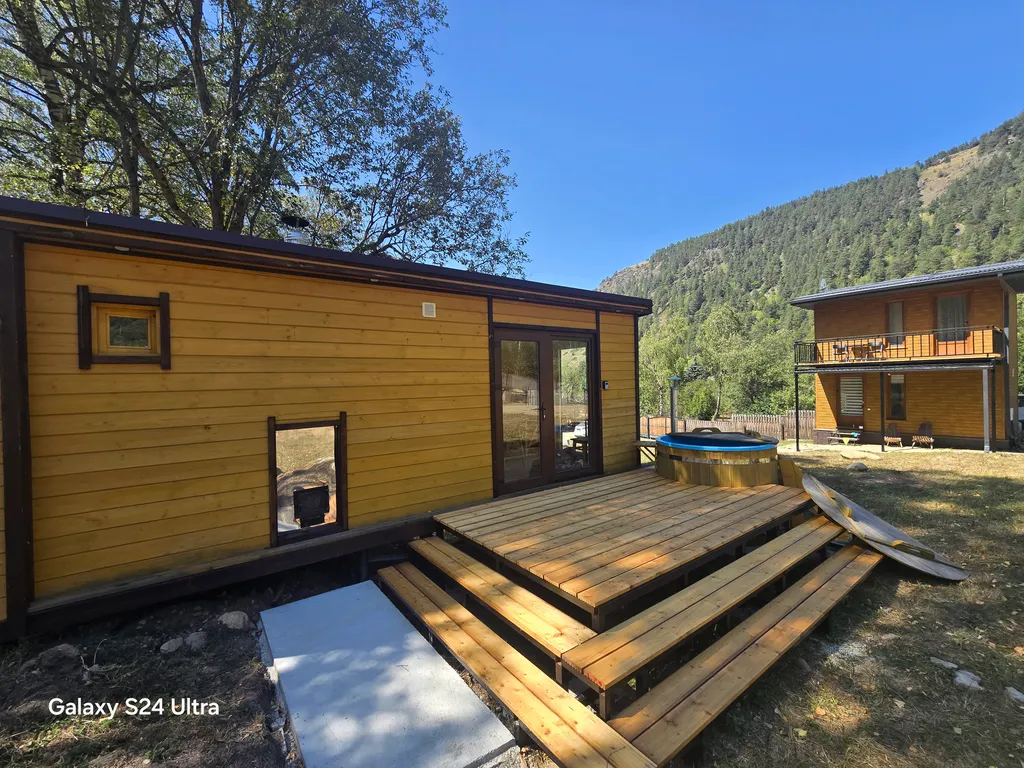 Живописный уголок в лесу вдали от городской суеты