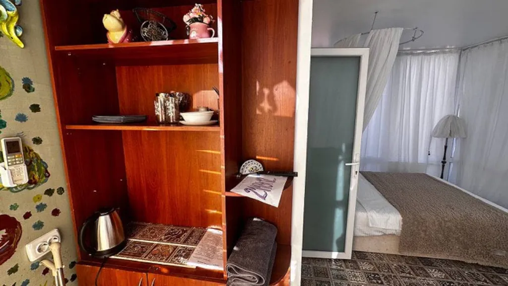 Уютная студия с панорамными окнами через забор с Ханским дворцом