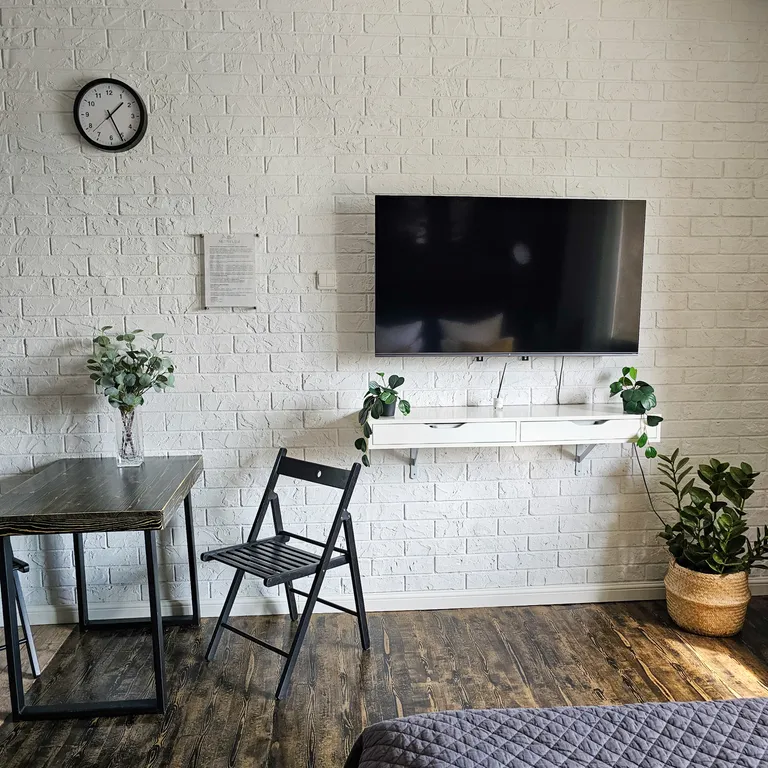 Студия с большой кроватью и ванной, кофемашиной и оплаченным кинотеатр