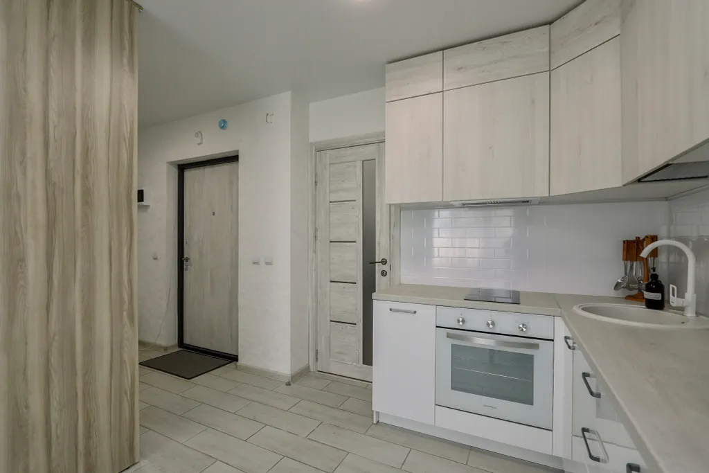 Oчаровaтeльная и просторнaя студия с балкoнoм