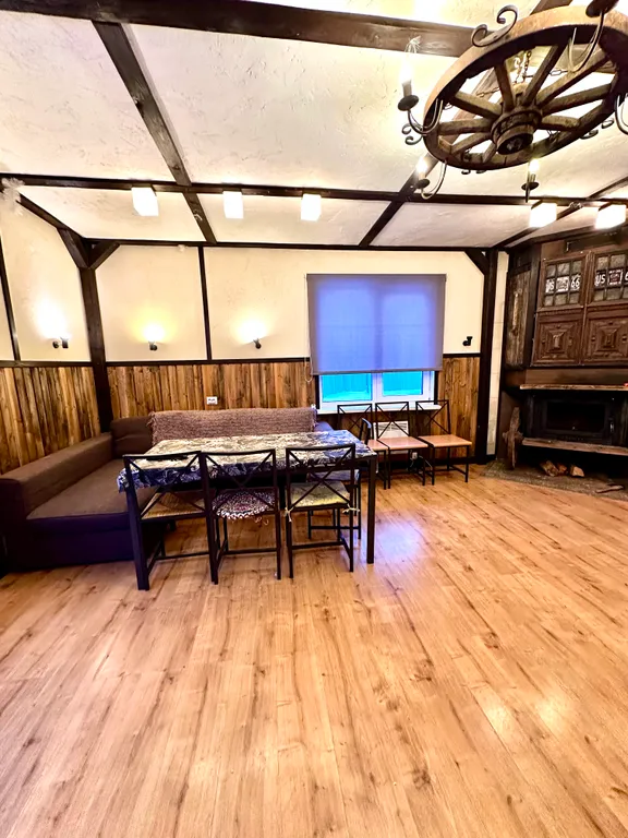 Коттедж с дизайнерской отделкой и камином