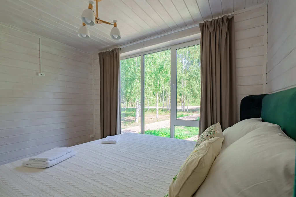 Дом с панорамным видом на озеро, большой