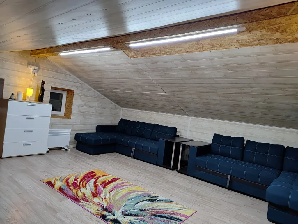 Дом с баней и пирсом на берегу пруда