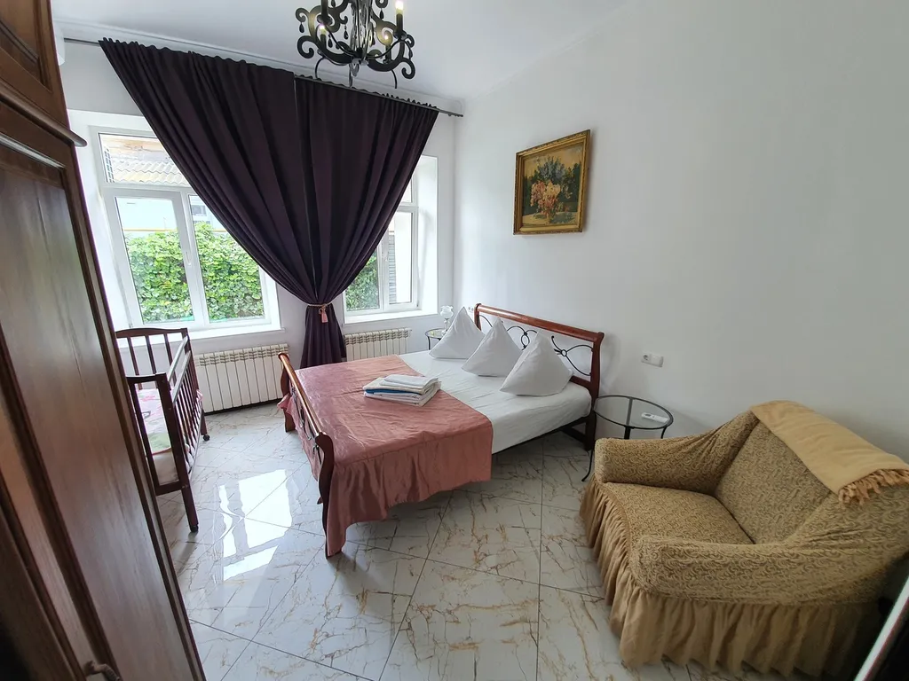 Коттедж Домик с чудным зелёным двориком — аренда посуточно в Евпатория