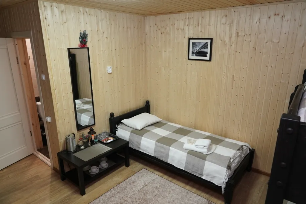 Домик в сосновом бору с видом на горы и лес