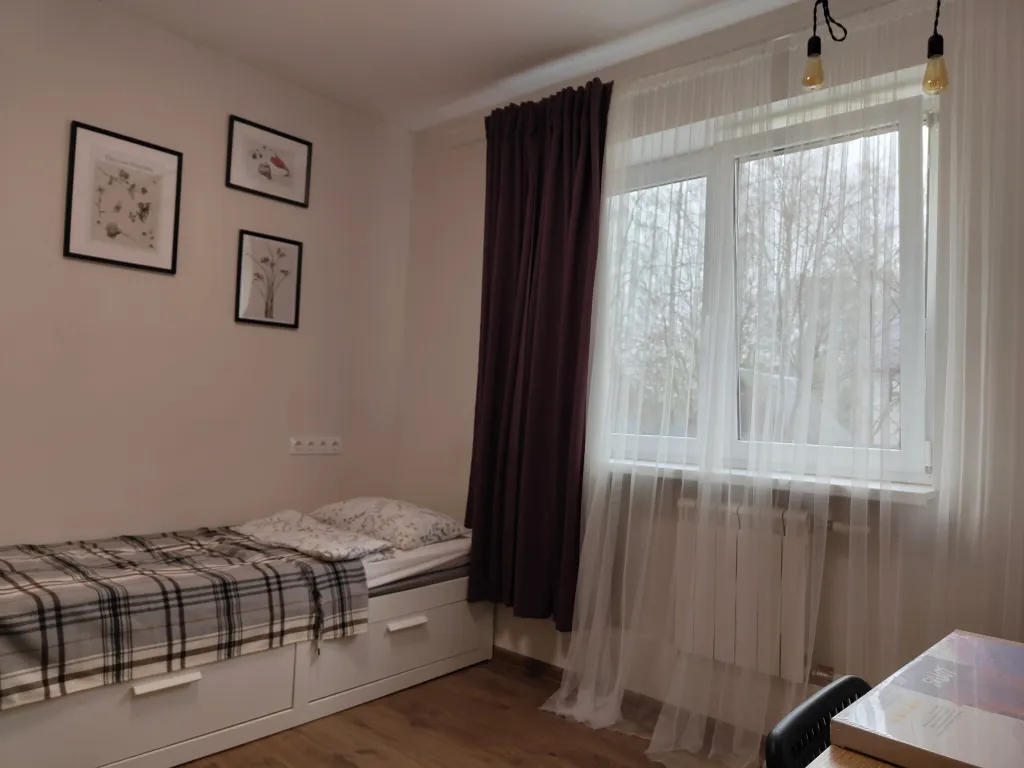 Уютная комната-студия у церкви на холме